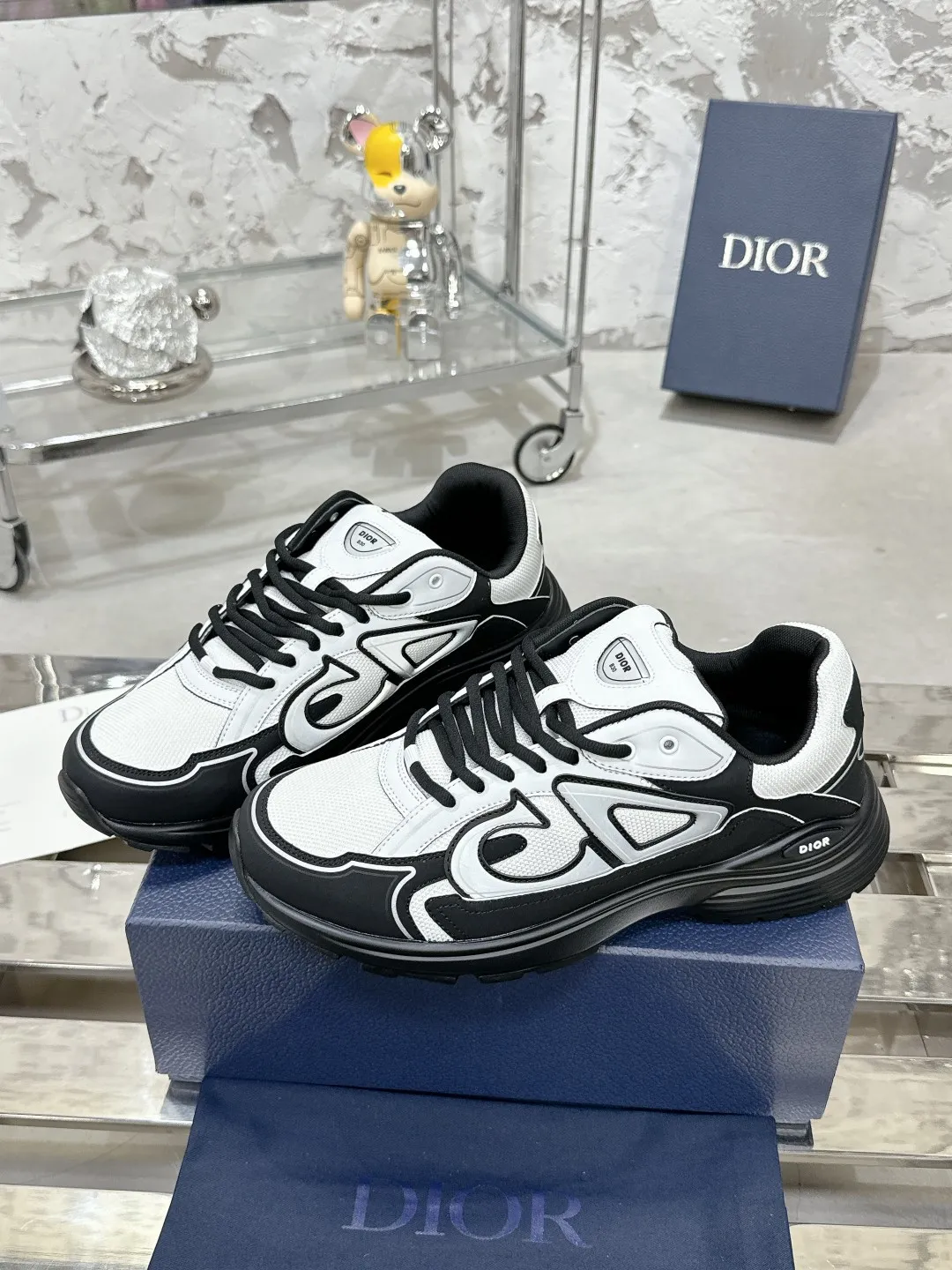Men's men's shoes 💰600❤️❤️❤️High version Dior Dior's latest color matching B30 series reflective dad sneakers original 17380💰 purchased for development and production Brand new B30 sneakers Dad Shoes style shoes that follow the trend of the retro market The Dior logo on the tongue also indicates that this pair of shoes is the B30 model! B30 uses fine-textured leather and mesh cloth materials to form a shoe body. There are conspicuous letters CD on both sides of the shoe body to indicate identity. Many lines on the shoe body outline details to make the shoes look less monotonous and full of retro flavor. The delivery counter is exquisitely packaged🛍📦 ▪️Fabric: Original customized technical fabric + mesh ▪️Inner lining: Customized breathable lining ▪️Outsole: Original molded IP foam + TPU outsole ▪️Sole thickness: 3.5CM ▪️Size: Women’s size 35-40 / Men’s size 39-46